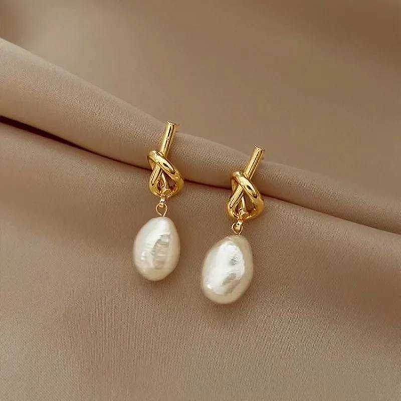 Imagen de Pendientes Dorados de Perlas Planas - Moda Coreana 2023