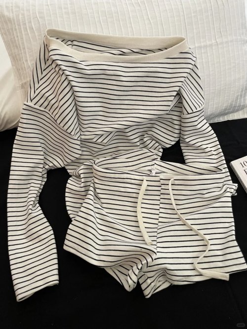 Afbeelding van Stijlvolle Koreaanse Pyjama Set 2023 met Lange Mouwen, Zwart-Witte Strepen en Off-Shoulder Shorts voor Dames - Comfortabele Homewear