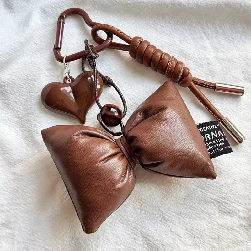 Immagine di Portachiavi Vintage con Cuore in Pelle Marrone - Stile Y2K