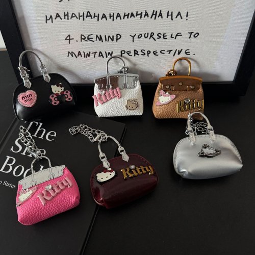 Zdjęcie Uroczy Mini Breloczek Hello Kitty z Metalowym Łańcuszkiem – Idealna Zawieszka do Torebki i Akcesoria DIY