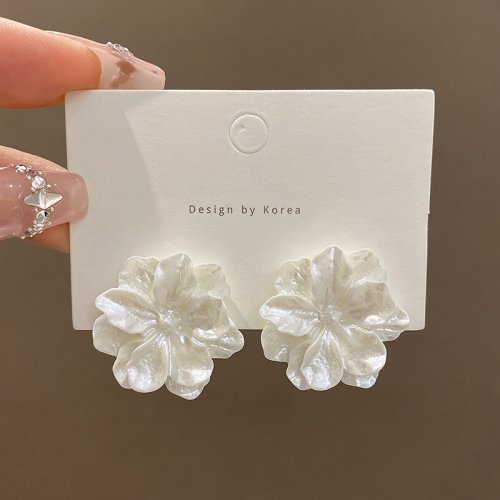 Bild von Großer weißer Kamelienblüten-Ohrstecker aus Harz – Eleganter Damen-Ohrschmuck für Hochzeit, besondere Anlässe und als Geschenk für die beste Freundin