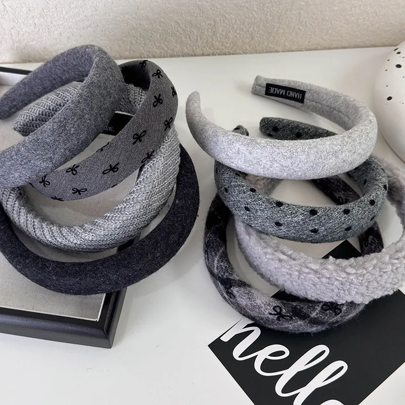 Zdjęcie Elegancka szara opaska do włosów z szeroką dzianinową kokardą – retro styl, modna obręcz na głowę dla kobiet i dziewcząt, nowość zimowa
