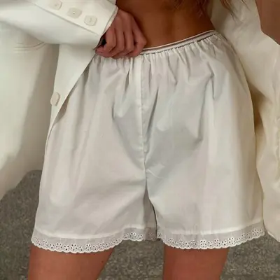 Image de Shorts Blanc Dentelle Élégant Femme - Style Chic Été 2025