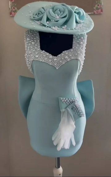 Afbeelding van Elegante op maat gemaakte cocktailjurk met parelversiering, V-hals, grote strik en handschoenen – Satijnen mini feestjurk voor dames