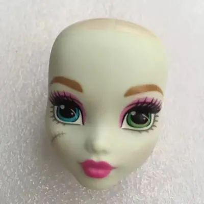 Image de Poupée Tête avec Cils Réels - Accessoire Doux et Coloré