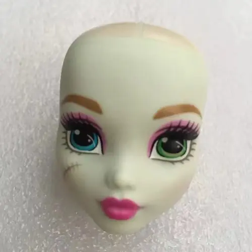 Image de Poupée Tête avec Cils Réels - Accessoire Doux et Coloré