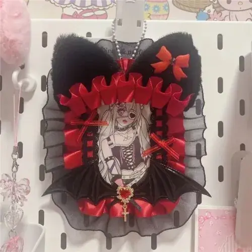 Image de Étui Cartes Diable Noir Anime K-pop avec Ailes & Dentelle
