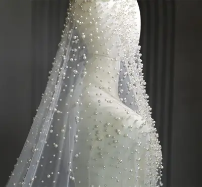 Image de Voile de Mariée Long avec Perles - Élégance en Cascade