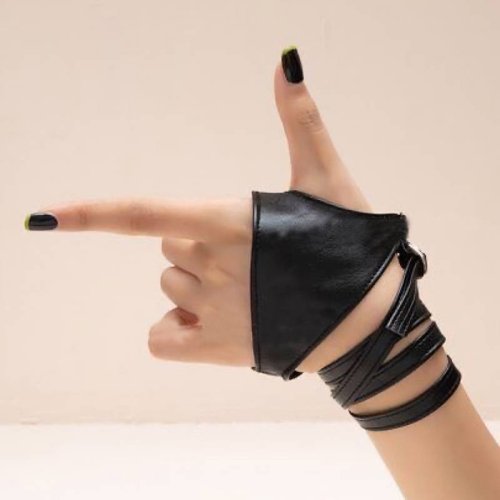 Imagen de Guantes de cuero con correa estilo gótico Punk para mujer, sexys, negros, medio dedo, sin dedos, Hip-Hop, Cosplay, accesorios para actuación en escenario