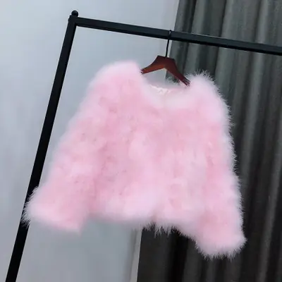 Image de Manteau en Fourrure de Plumes d'Autruche - Élégant & Luxueux