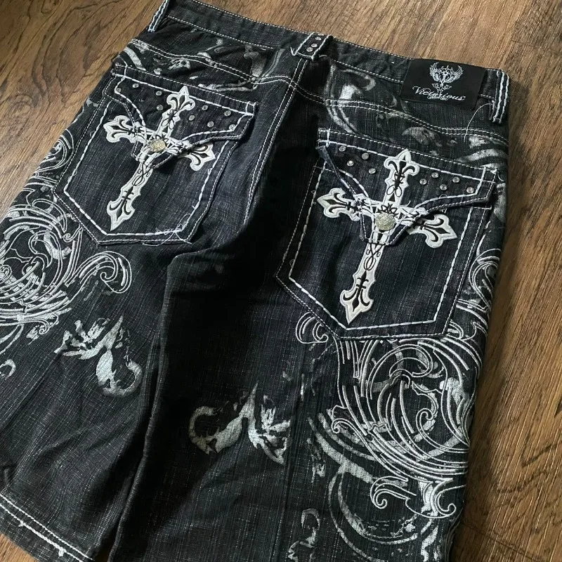 Immagine di Pantaloncini di Jeans Oversize con Ricamo Y2K per Uomo – Stile Punk, Gotico, Hip Hop e Casual, Ideali per Look Moderni e Urbani