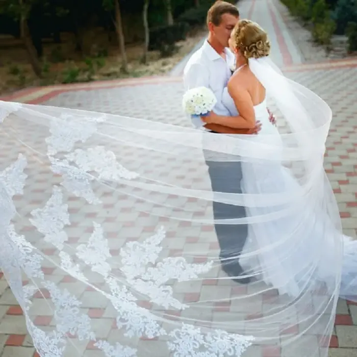 Image de Voile de Mariée Cathédrale 3M avec Peigne - Dentelle Élégante