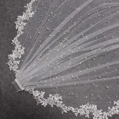 Image de Voile de mariée en perles blanc ivoire avec dentelle et peigne