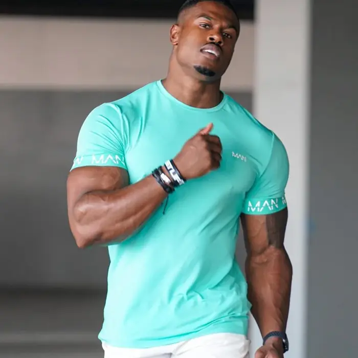Image de T-shirt de compression homme noir, séchage rapide pour sport et gym
