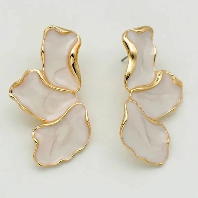 Afbeelding van Elegante Gouden Bloem Stud Oorbellen met Crème Detail - Statement Sieraad voor Vrouwen