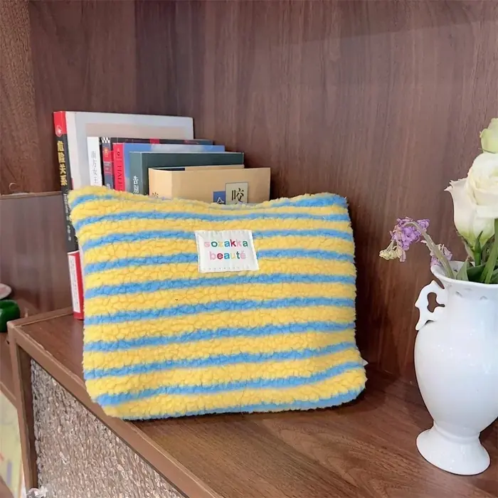Image de Trousse de Maquillage Peluche Colorée à Pois et Rayures