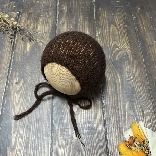 Rougeâtre-marron chapeau