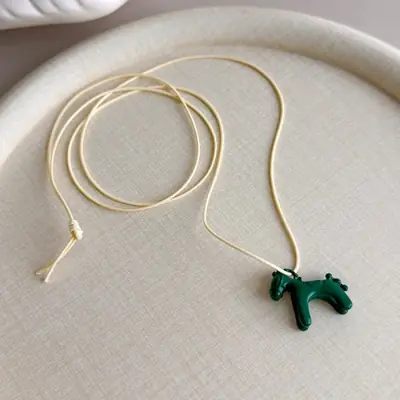 Image de Collier Long Cheval Coloré - Bijou Tendance pour Femmes