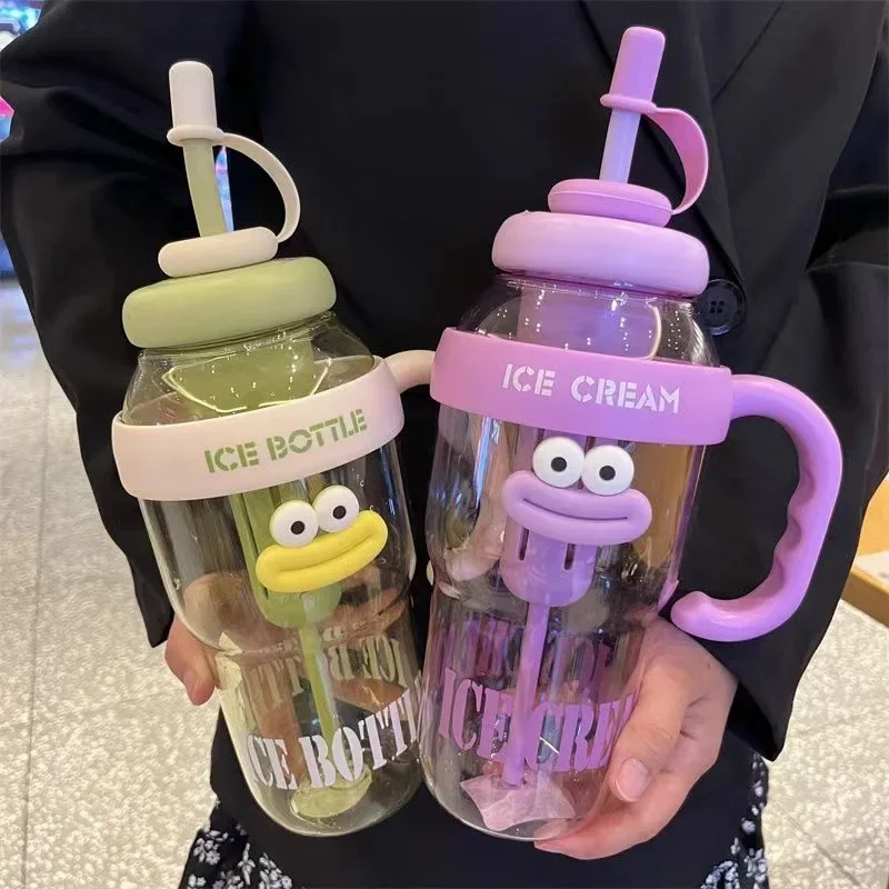 Immagine di Borraccia Sportiva da 1100 ml con Tazza di Paglia Estetica e Carina – Grande Capacità per Donne, Bambini e Uso Estivo Portatile all'Aperto