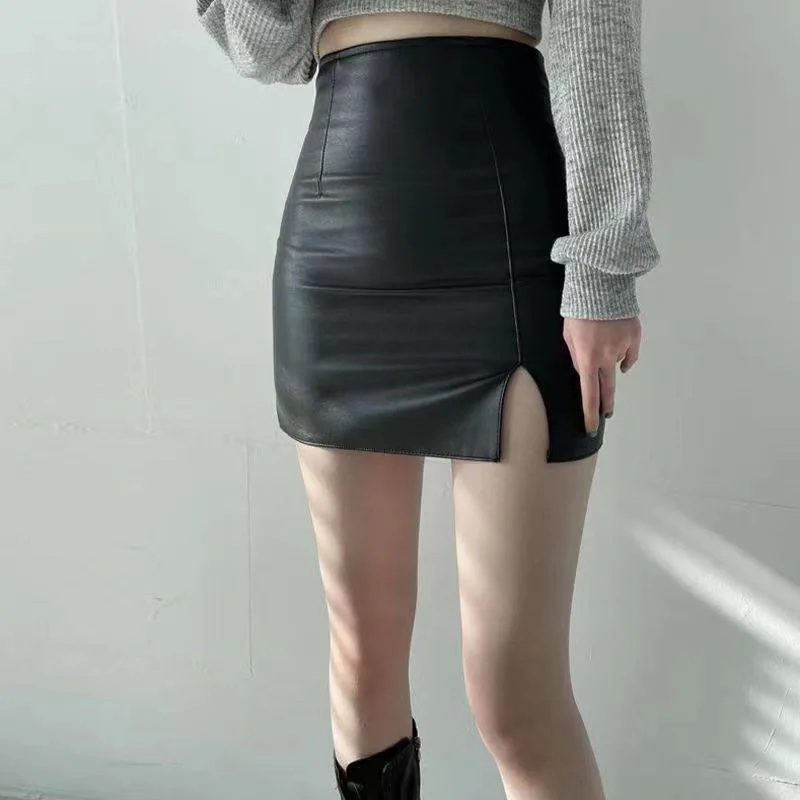 Bild von Schwarzer PU-Leder Mini-Rock für Damen – Sexy, Hochtailliert mit Seitensplit, Kurzrock im Koreanischen Stil für Herbst und Büro