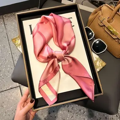 Image de Foulard Satin Imprimé - Élégance & Polyvalence