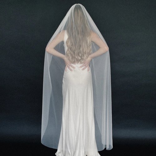 Immagine di Velo da Sposa Lungo in Filato Morbido con Pettine - Classico e Elegante per Abiti da Sposa Nero e Rosso