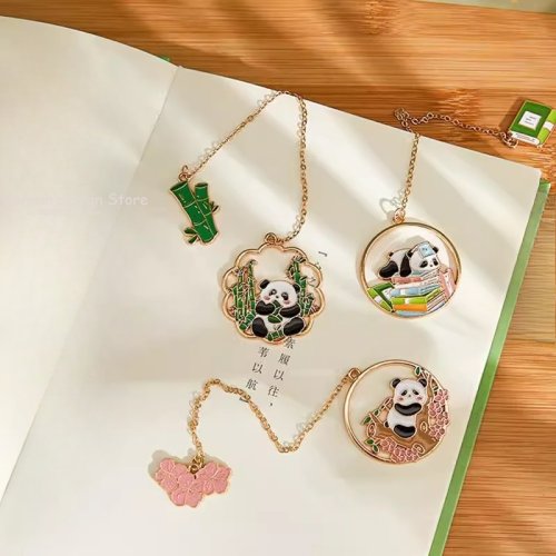 Immagine di Segnalibro Panda in Pelle Nappa con Clip Metallica Retro – Ciondolo per Libri in Stile Cinese, Regalo Originale per Studenti e Amanti della Lettura