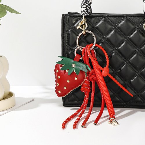 Immagine di Ciondolo in Pelle con Fragole per Borsa: Portachiavi in Corda di Nylon, Accessorio Estetico e Originale per Zaino, Regalo Perfetto per Donne