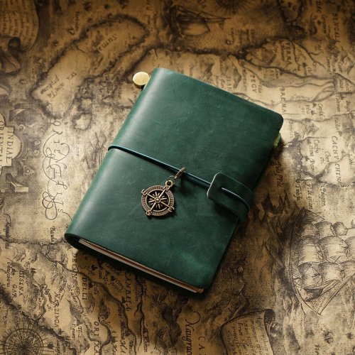 Immagine di Diario da Viaggio in Pelle Ricaricabile con Portapassaporto Artigianale: Taccuino Personalizzato per Avventurieri e Viaggiatori