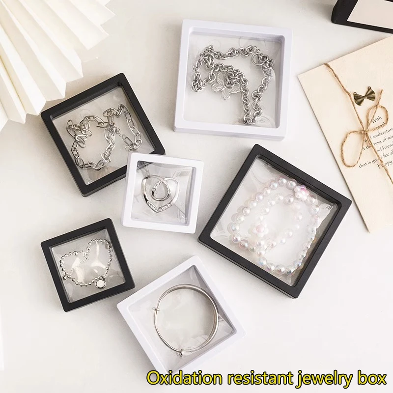 Afbeelding van Elegante 3D Verpakking voor Sieraden met Zwevend Frame en Membranen – Ideaal als Displayhouder voor Ringen, Oorbellen en Kettingen