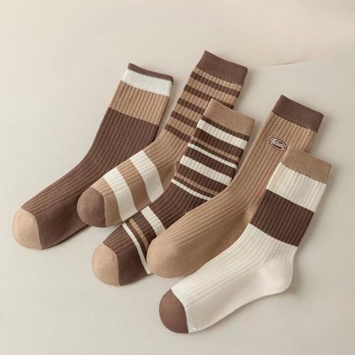 Zdjęcie Modne Skarpety Damskie w Kolorach Maillard – Vintage & Sportowe