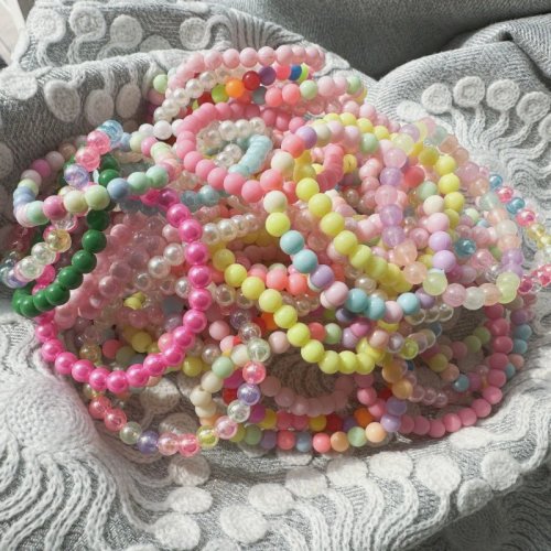 Bild von Bunte Perlenarmbänder – Perfekt für Kindergeburtstage & Feiern