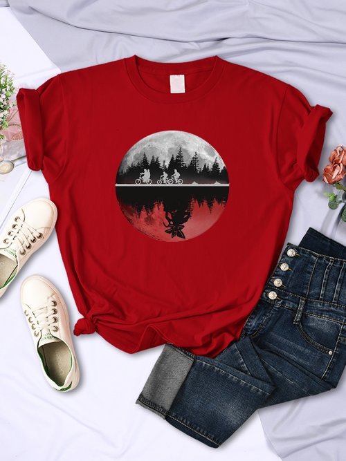 Zdjęcie Damska koszulka z nadrukiem 'Chłopcy jadący na rowerach' – modna, oddychająca bluzka z krótkim rękawem w stylu hip hop, idealna na co dzień