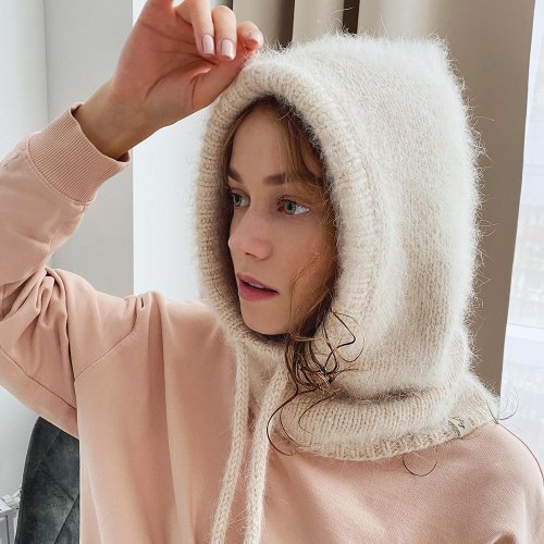 Immagine di Cappello Invernale Caldo per Donna e Ragazze con Cappuccio, Sciarpa Integrata e Motivo Teschio – Berretto Lavorato a Maglia con Paraorecchie per Giovani Femmine