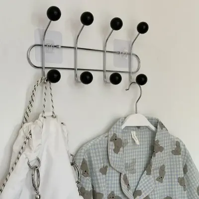 Image de Cintre Mural Design Nordique - Rangement Élégant pour Vêtements