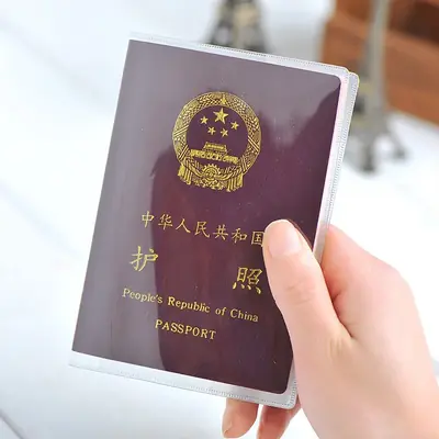 Image de Porte-Passeport Transparent Étanche - Protection Idéale pour Vos Documents