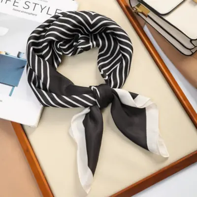 Image de Foulard Soie 70cm - Élégance & Polyvalence