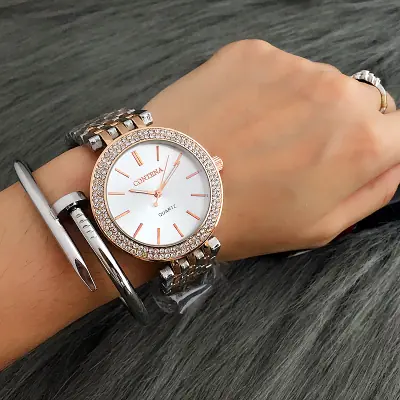 Image de Montre Femme Luxe Strass Argent - Élégance & Style