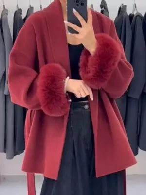 Image de Manteau à Lacets avec Fourrure de Renard - Élégant & Tendance