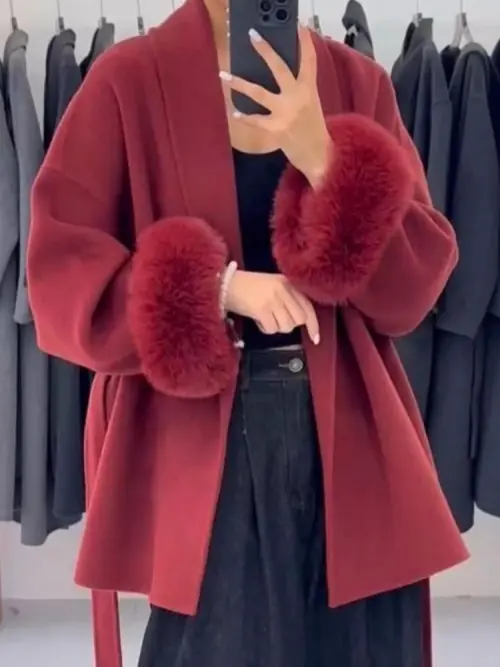 Image de Manteau à Lacets avec Fourrure de Renard - Élégant & Tendance