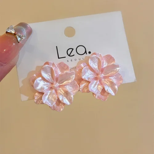 Imagen de Pendiente grande de flor de Camelia blanca para mujer, joyería de resina Simple y exagerada para la oreja, regalo de Navidad para mejor amiga y boda