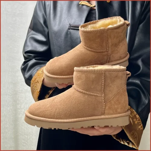 Afbeelding van Geïntegreerde snowboots van schapenvacht en wol voor heren en dames – echt leer en bont, dikke winterlaarzen met optimale warmte en comfort