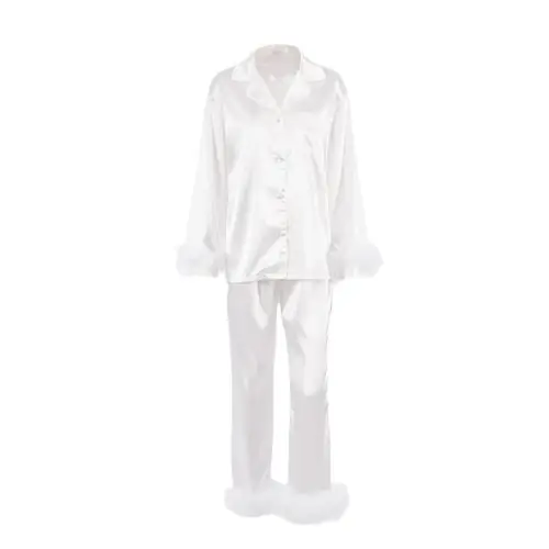 Image de Pyjama Doux en Satin avec Fourrure et Plumes