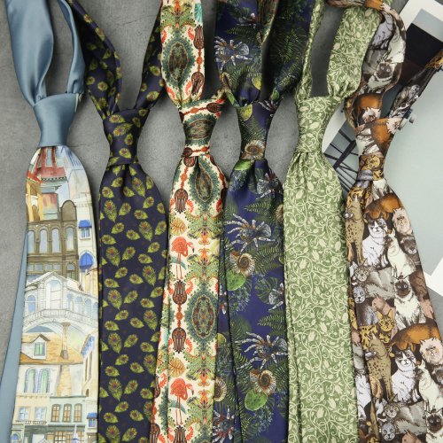 Image of Elegant 8cm Width Vintage Floral Printed Necktie for Men – Classic Retro Design for Casual, Wedding, and Party Wear