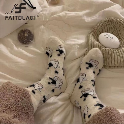 Immagine di Calzini di Peluche in Velluto Corallo con Stampa di Mucca – Calze a Tubo Medio Termiche e Divertenti per Donna e Bambini