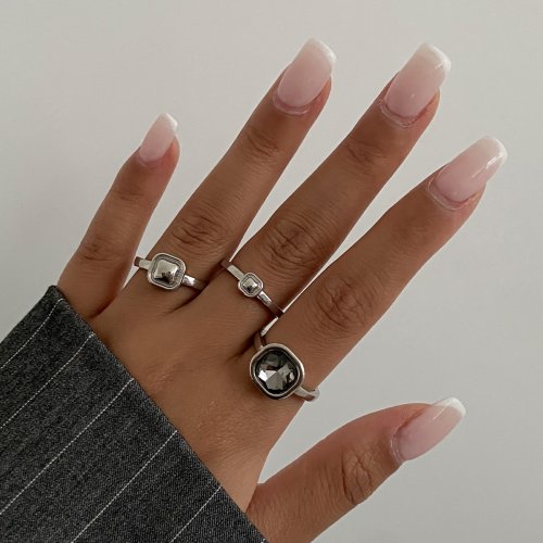 Immagine di Set di 3 Anelli con Diamanti Acrilici Quadrati in Metallo Geometrico - Elegante Gioiello da Donna con Design di Lusso