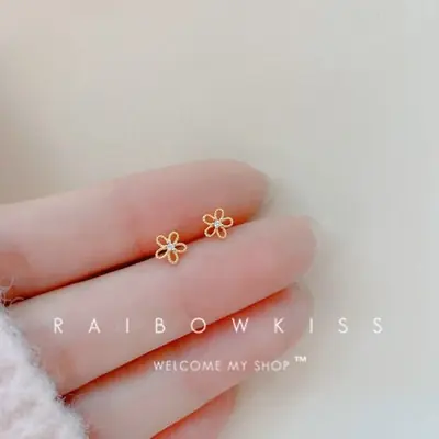 Image de Mini Boucles d'Or Fleurs - Élégantes & Hypoallergéniques