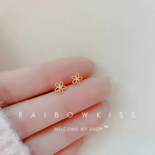 Image de Mini Boucles d'Or Fleurs - Élégantes & Hypoallergéniques