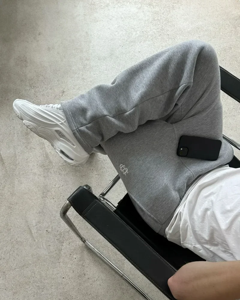 Immagine di Pantaloni Y2K Ricamati – Stile Retro per Uomo e Donna