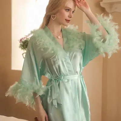 Image de Robe de Nuit Luxueuse en Satin avec Ceinture Plumes